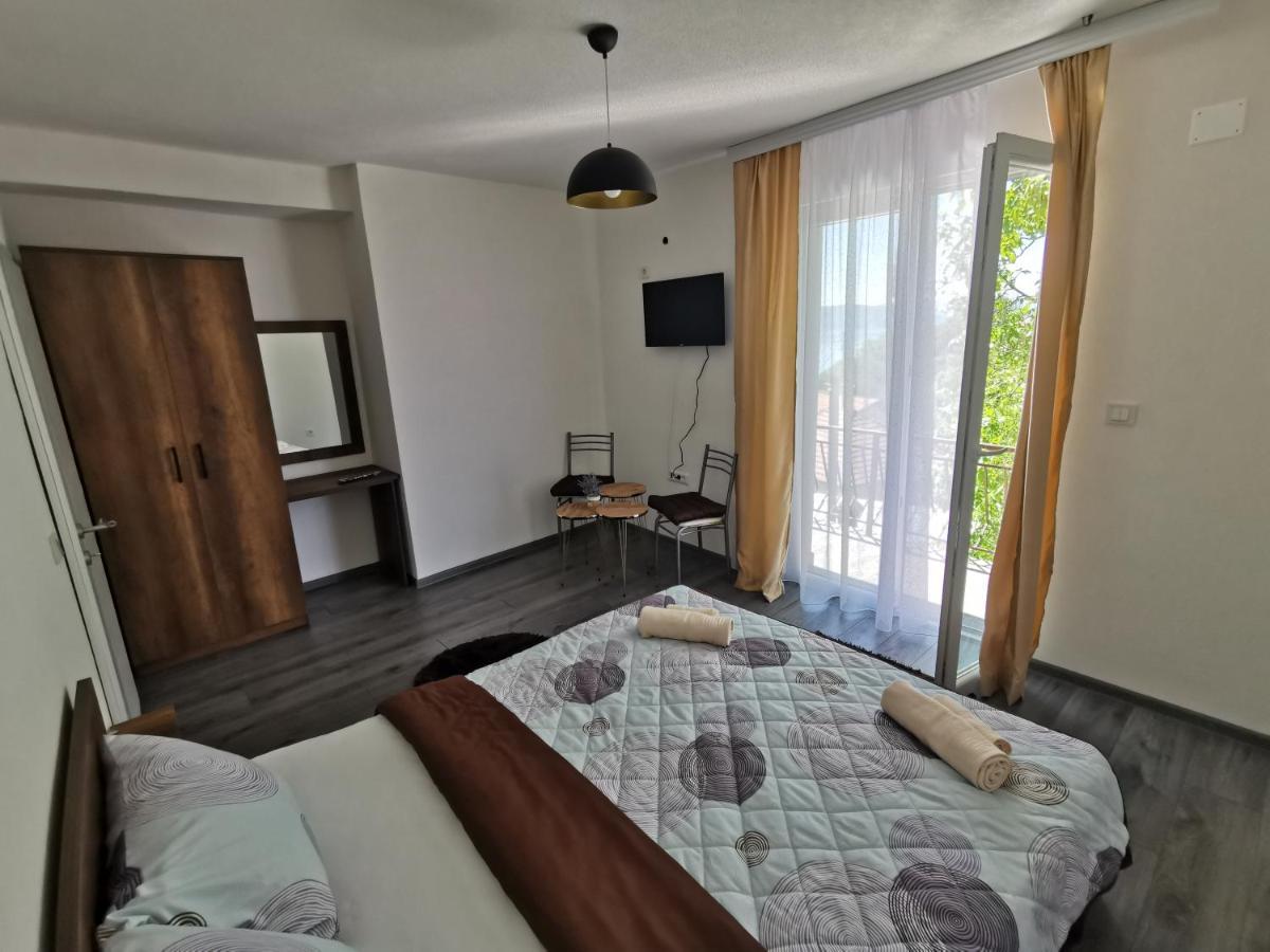 Gopo Guesthouse Elshani Bagian luar foto