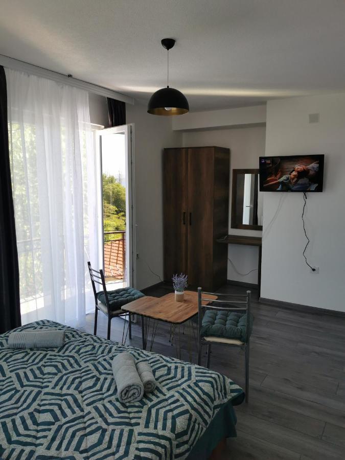Gopo Guesthouse Elshani Bagian luar foto