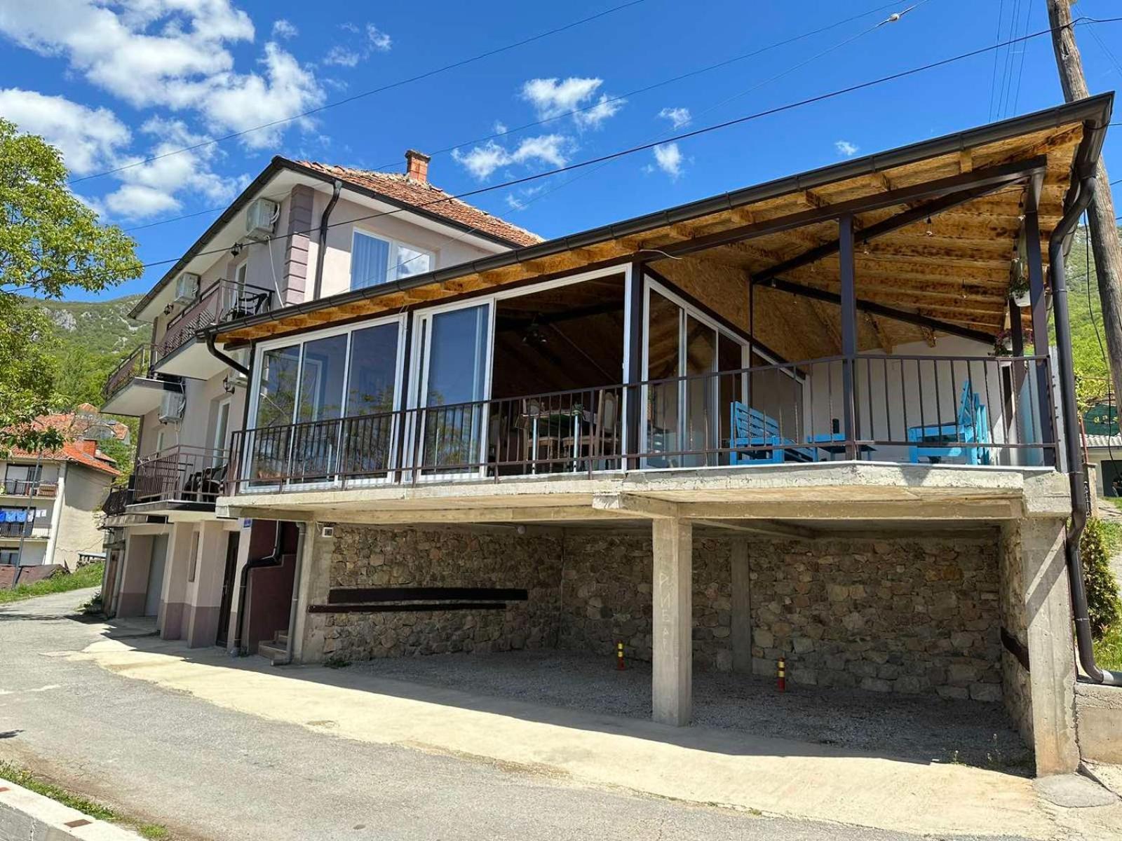 Gopo Guesthouse Elshani Bagian luar foto